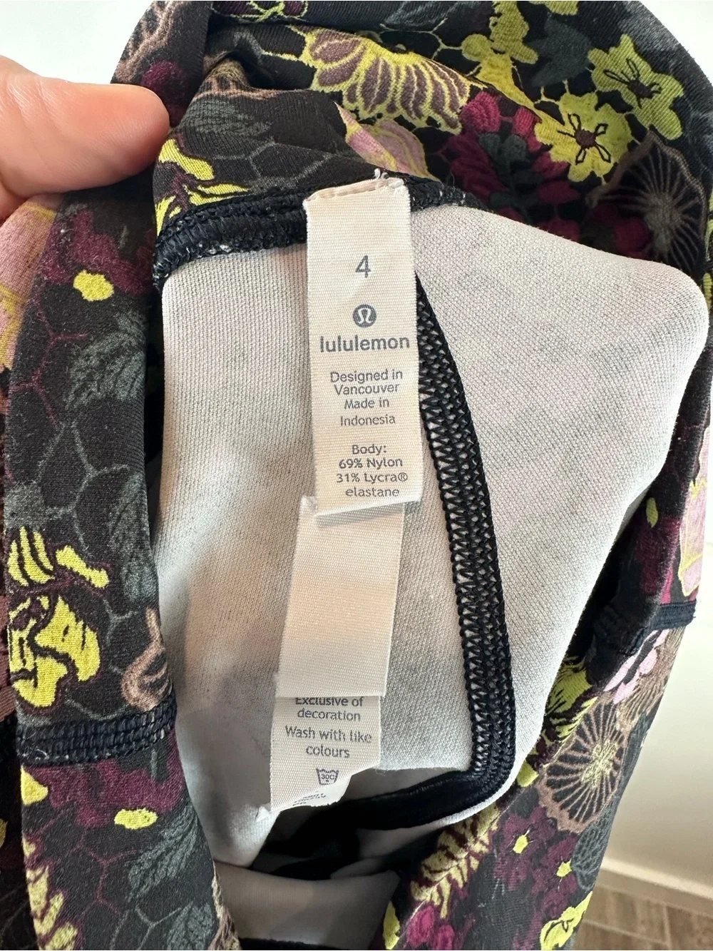 Lululemon Black Floral Fluorolace Winter Under Athletic Athleisure Tights Size 4